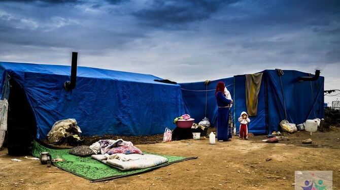 Die Zelte in den Flüchtlingscamps schützen nicht vor der bitteren Kälte. Also besorgten die »Musketiere« Öfen. FOTO: BRANDSTETTE