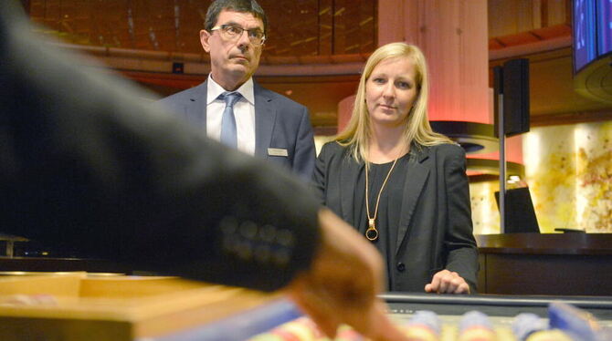 Die Finanzbeamtin Sandra Sawallisch kontrolliert in der Spielbank Stuttgart gemeinsam mit Saalchef Werner Krebs die Tischlage ei