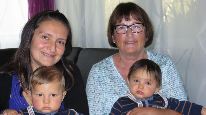 Karin Rauscher (rechts) unterstützt Kata Zugic für einige Monate nach der Geburt ihrer Zwillinge Matej und David. FOTO: SIMON