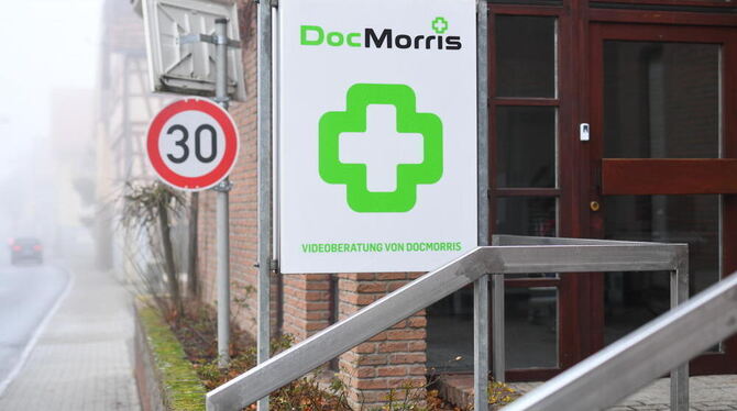 Ein Schild mit der Aufschrift »DocMorris - Videoberatung von DocMorris« hängt in Hüffenhardt am Eingang der von der Versandapoth