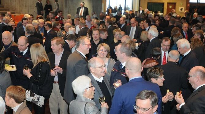 Lebhafter Austausch: Rund 600 Besucher beim Neujahrsempfang in der Metzinger Stadthalle.
