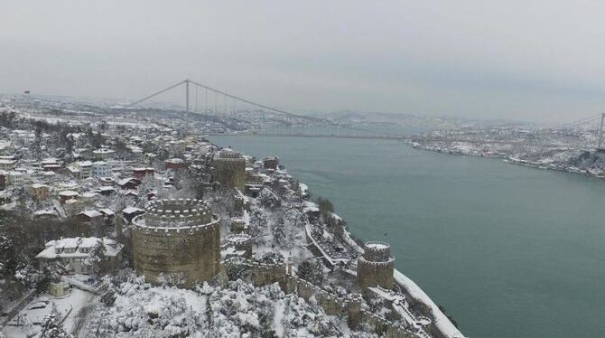 Schneebedeckt ist die Skyline von Istanbul zu sehen. Foto: Ali Aksoyer