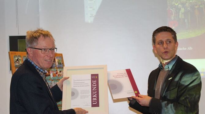 Helmut Treutlein (links) und Tobias Brammer mit der Urkunde. FOTO: SPIESS