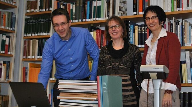 Freut sich über die Digitalisierung der Findbücher: Das Team des Kreisarchivs mit Dr. Marco Birn, Annette Bidlingmaier und Bianc