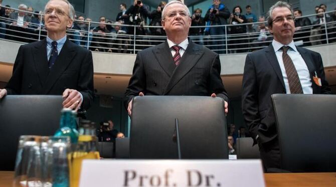 Martin Winterkorn (M), ehemaliger Vorstandsvorsitzender von Volkswagen, tritt als Zeuge vor dem Abgas-Untersuchungsausschuss