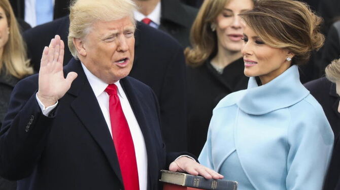 Donald Trump legt neben Ehefrau Melania, die die Bibel in den Händen hält, in Washington den Amtseid als 45. Präsident der Verei
