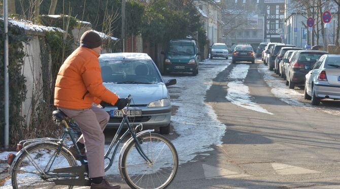Stellenweise glatt: Weil Radfahrer unterwegs sind, verzichtet der Winterdienst auf Splitt in den Seitenstraßen.