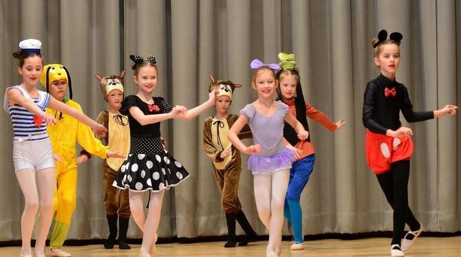 Bunt, abwechslungsreich und ganz bezaubernd waren die Tanzdarbietungen der Ballettschule »Dance Performance« von Svetlana Hacker Bunt, abwechslungsreich und ganz bezaubernd waren die Tanzdarbietungen der Ballettschule »Dance Performance« von Svetlana Hacker