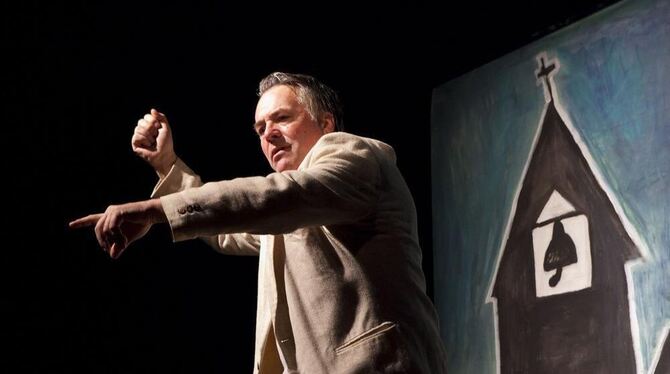 Schauspieler Christian Fischer im Stück nach Albert Camus’ Roman »Die Pest« beim Solofestival des Theaters Die Tonne. FOTO: SCHU