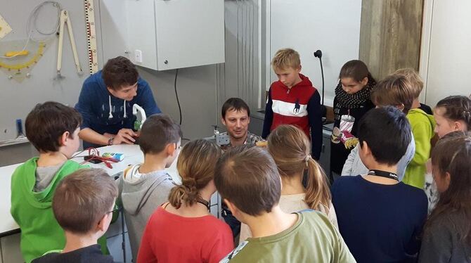 Auch das ist Förderung von Begabten und Interessierten: Münsinger Gymnasiasten bieten einen Physik-Schnupperkurs für Auinger Gru