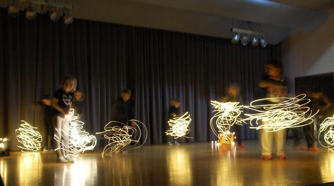 Ästhetik durch Bewegung mit Licht: Die Größeren vom Kinderturnen zeigten eine Choreografie in  Licht-Gymnastik. FOTO: HÄUSSLER