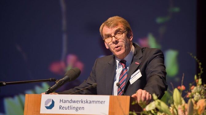 Harald Herrmann, Präsident der Handwerkskammer Reutlingen, spricht zur Eröffnung des Neujahrsempfangs von Handwerkskammer und IH