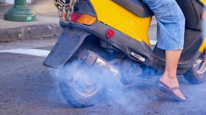 Blauer Dunst aus dem Auspuffröhrchen: Zweitakter stoßen bis  zu hundertmal mehr Schadstoffe aus als andere Fahrzeuge. FOTO: DPA