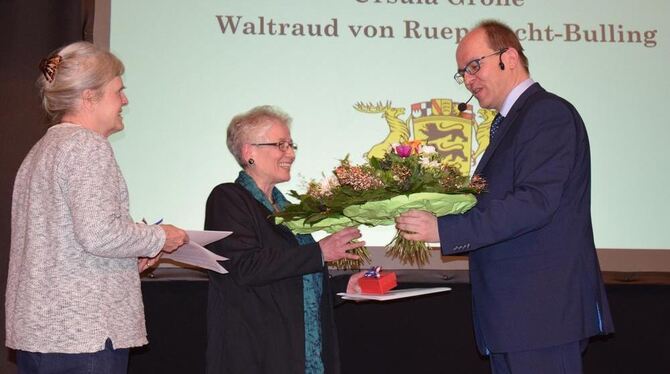 Waltraud von Ruepprecht-Bulling (links) und Ursula Grohe wurden von Bürgermeister Michael Schrenk mit der  Landesehrennadel ausg