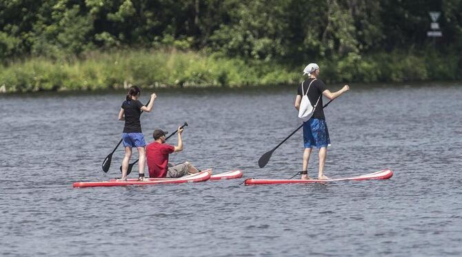 Liegt im Trend, macht Spaß und gibt es im Sommer auch an der Volkshochschule: Stand-up-Paddling am Baggersee.