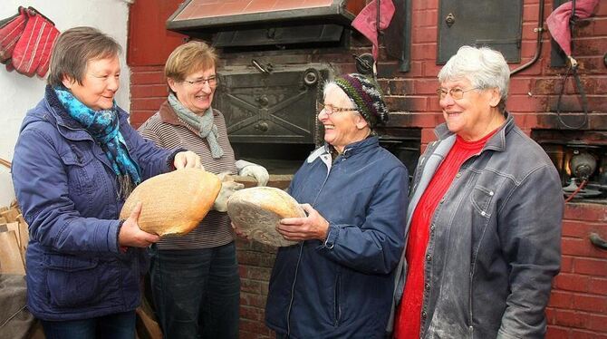 »Wer will a bissle grubla?« Helga Bez (von links) bietet ihren Mitbäckerinnen Martha Schweikardt, Frieda Baisch und Ruth Schweik
