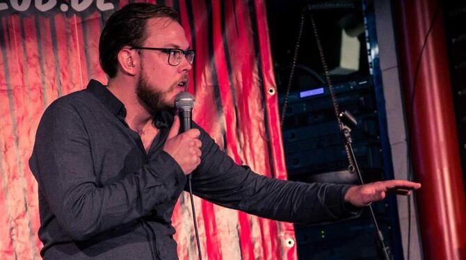 Der Comedian Toby Käp, hier bei einem Auftritt im Comedy-Club Bruchsal. FOTO: PR