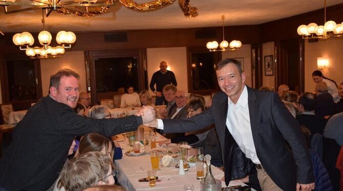 Landtagsabgeordneter Andreas Glück  (links)  gratuliert Pascal  Kober  zur Nominierung als Kandidat für die Bundestagswahl.