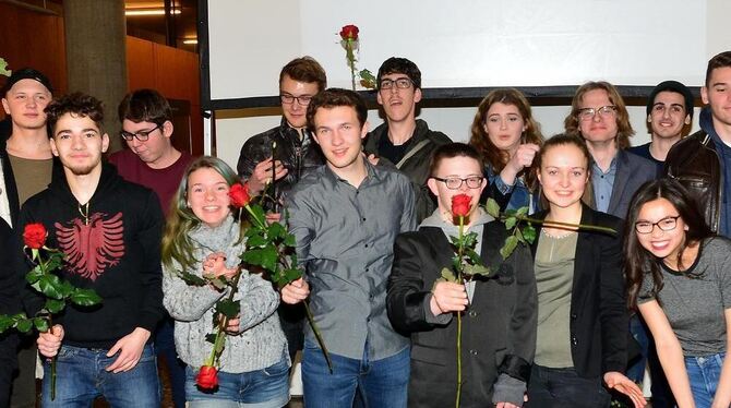 Rote Rosen, gelöste Stimmung: Neue Jugendgemeinderäte, die gestern Abend bei der Ergebnisverkündung im Rathaus mit dabei waren.