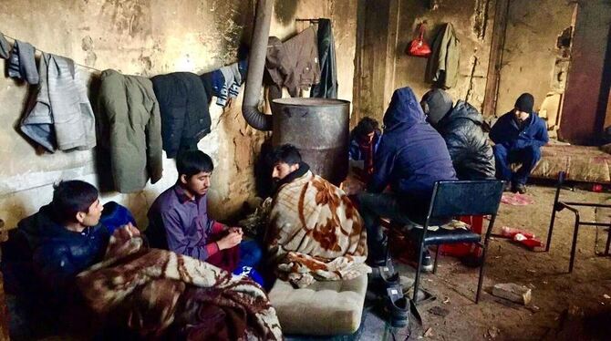 Notdürftiger Schutz vor Kälte: Flüchtlinge suchen Unterschlupf in leer stehenden Fabrikgebäuden. Foto: Privat