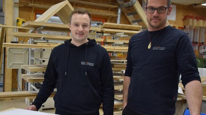 Dominik Weise (links) ist Lehrling des Monats der Handwerkskammer Reutlingen. In Thomas Gaisers Unternehmen »Holz und Haus« in W