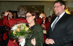 Wiederwahlsieger Ulrich Fiedler und Ehefrau Daniela Meier-Fiedler werden von der Stadtkapelle umspielt.