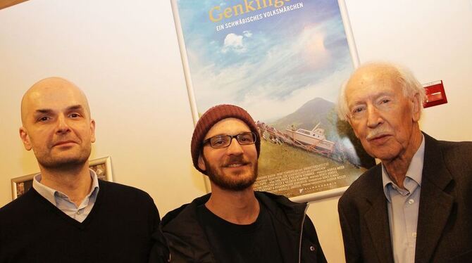 Die Filmemacher Erol Papic (links) und Valentin Kemmner nebst Kulturwissenschaftler Professor Dr. Hermann Bausinger. FOTO: DYK
