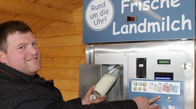 Euro rein, Milch raus: Die Milchtankstelle von Achim Schepper zwischen Münsingen und Dottingen ist simpel zu bedienen. Fotos: Sc