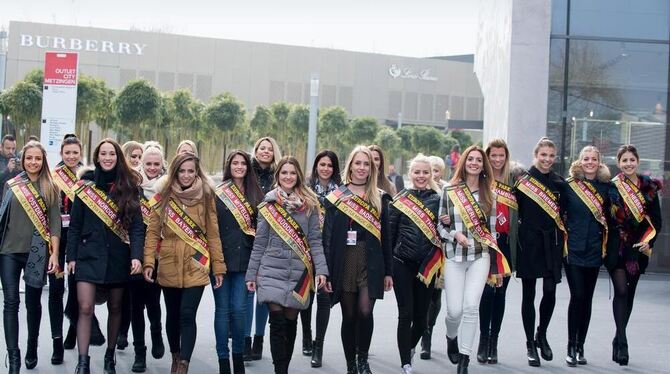 Lächeln bereits gelernt: Die Miss-Germany-Kandidatinnen flanieren durch die Outlet-City Metzingen.