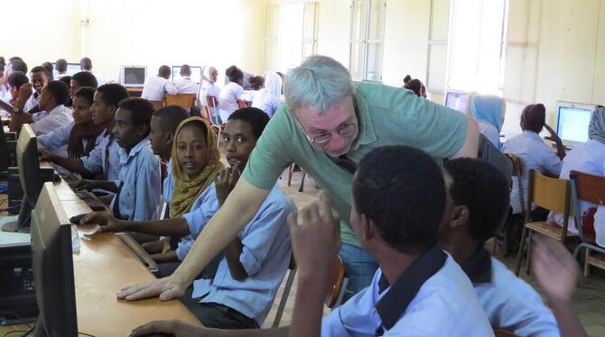 Moderne Hilfsmittel in der Schule in Keren: Jürgen Wacker spricht mit den Schülern. FOTO: PRIVAT