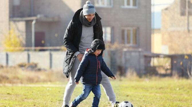 Fußballspielen mit dem Junior wäre schön, geht aber nicht bei Asthma-Kranken wie Michel  Berg. Eine anstrengende Sportart kann e