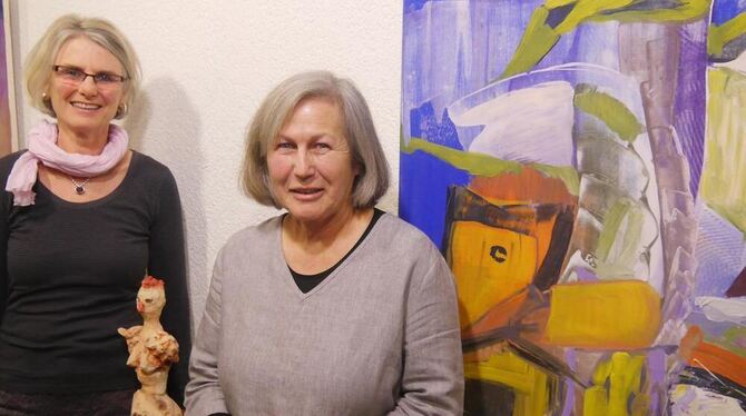 Monika Fesseler (links) und Susanne Wendt-Auda präsentieren das Gemälde »Leviathan« und die Skulptur »Hühnchen«. Foto: Hehn