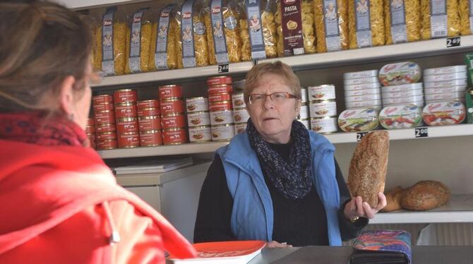 Nach vielen Jahren hinter der Ladentheke ist es für Inge  Baisch jetzt Zeit, ihr Geschäft in Ödenwaldstetten aufzugeben. Foto: D