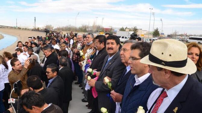 Mit Rosen in den Händen haben Mexikaner an der Grenze zu den USA eine »Mauer aus Menschen« gebildet. Foto: Especial/NOTIMEX