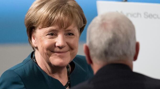 Bundeskanzlerin Merkel begrüßt den US-Vizepräsidenten. Foto: Sven Hoppe