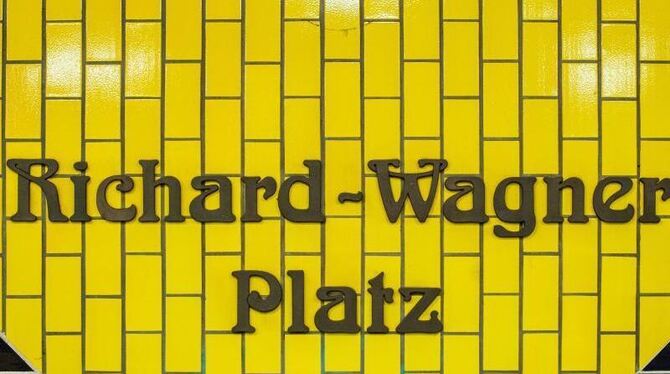 Der Stationsname im U-Bahnhof »Richard-Wagner-Platz« in Berlin. Foto: Hauke-Christian Dittrich