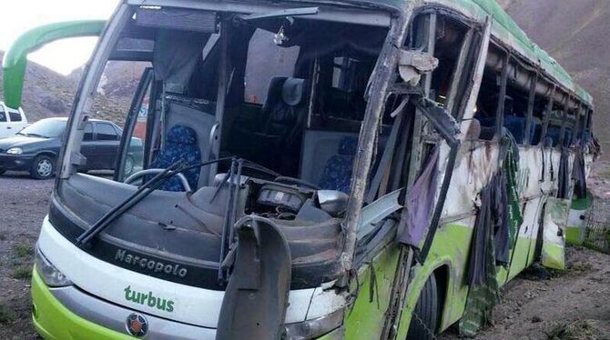 Der zerstörte Bus neben einer Passstraße in Mendoza (Argentinien). Foto: Gendarmeria Nacional/telam