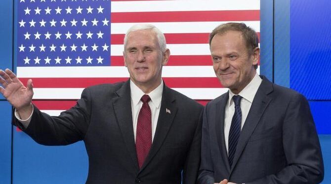 EU-Ratspräsident Donald Tusk (r) begrüßt US-Vizepräsident Mike Pence in Brüssel. Foto: Thierry Monasse