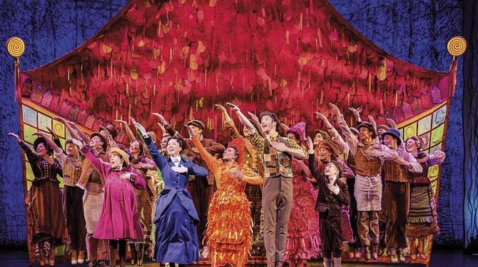 Beeindruckender Anblick: Die Darsteller des Musicals »Mary Poppins« im Stuttgarter »Stage Apollo Theater«. FOTO: STAGE ENTERTAIN