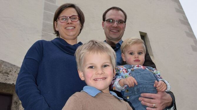 Die neue Pfarrfamilie vor der St. Blasiuskirche: Annika Schmauder und  Pfarrer Sebastian Schmauder  mit ihren Kindern Simeon  un