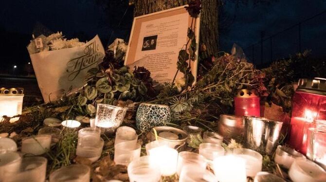 Blumen und Grablichter erinnern in Freiburg an die ermordete Studentin. Foto: Patrick Seeger/Archiv