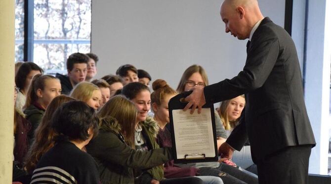 Nicht nur zuschauen:  Der  Schauspieler Alexej Boris bezieht  die Schüler   beim Tag der Zivilcourage  an der WHR in sein Stück