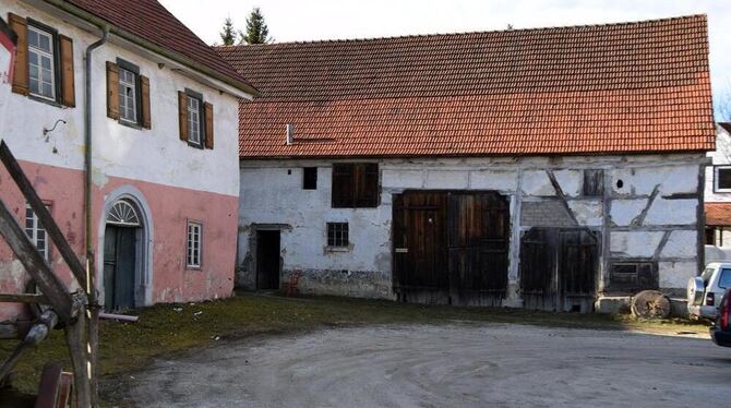 Im vergangenen Jahr hat die Gemeinde Gomadingen die Mühle samt  Mühlenscheuer (rechts) gekauft. Jetzt soll die Scheuer weiter ve
