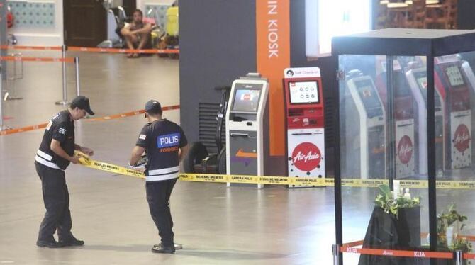 Die Polizei verdächtigt zwei Frauen, bei dem Überfall auf dem Flughafen in Kuala Lumpur den chemischen Kampfstoff auf das Ges
