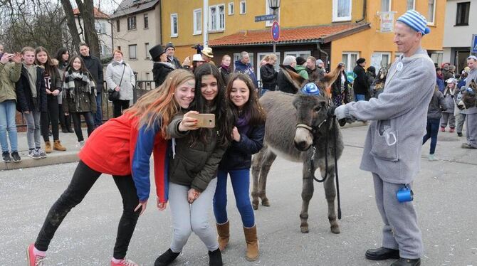 Drei Zicklein und ein Esel nebst närrischem Treiber: Selfie-Impression vom großen Rottenburger Ommzug für die Daheimgebliebenen.