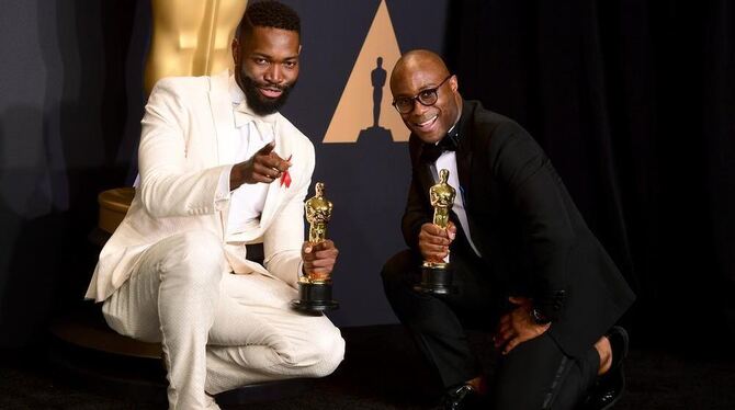 Barry Jenkins (rechts) und Tarell Alvin McCraney posieren in Hollywood nach der Verleihung der Oscars 2017, den 89. Academy Awar