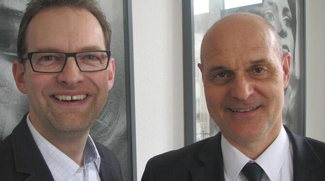 Die Tübinger Mediziner Carsten Köhler (links) und Peter Kremsner haben gezeigt, wie gut ein neues Medikament  gegen Malaria wirk