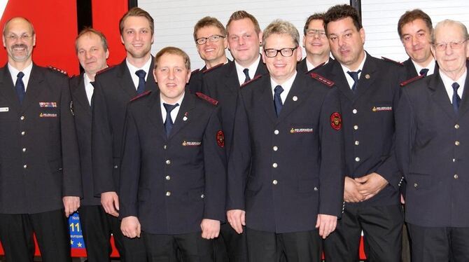 Feuerwehrkommandant Frank Wittel (links) mit Abteilungskommandant Peter Lauer (Zweiter von links) mit beförderten oder geehrten