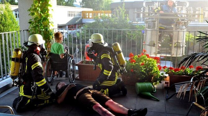 Rettungsübung in der KBF: Im Ernstfall könnte das  bei Feuerwehrleuten auch zu traumatischen Erlebnissen führen, die der neue Se