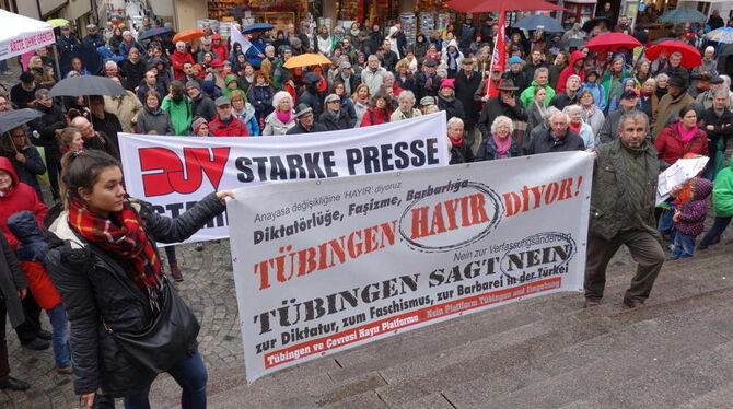 Gemeinsam haben Hunderte auf dem Tübinger Holzmarkt für Demokratie und Menschenrechte in der Türkei demonstriert.